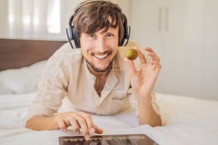 Joven, un artista digital, DJ crea arte digital en una tableta en casa y muestra una moneda con la inscripción NTF - token no fungible. Trabajo remoto, nómada digital, pintura digital, animación, vídeo Joven, un artista digital, DJ crea arte digital en una tableta en casa y muestra una moneda con la inscripción NTF - token no fungible. Trabajo remoto, nómada digital, pintura digital, animación, vídeo