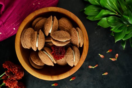 Foto de Vacaciones en forma de nuez Cookies en el fondo, de cerca - Imagen libre de derechos