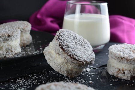 Foto de Sombreros rusos Postres sobre fondo, de cerca - Imagen libre de derechos