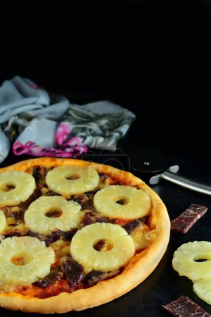 Foto de Pizza de piña casera en el fondo, de cerca - Imagen libre de derechos