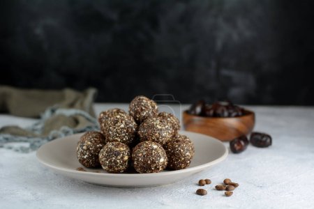 Foto de Bolas de Energía Mocha con Avena y Fechas - Imagen libre de derechos