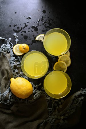 Foto de Limonada refrescante casera - sobre fondo negro - Imagen libre de derechos