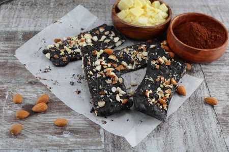 Foto de Keto Dieta Chocolate Corteza de almendras sobre fondo, de cerca - Imagen libre de derechos
