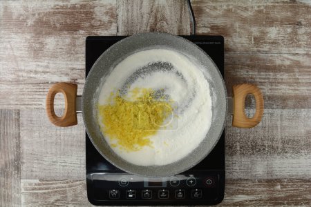 Foto de Vista superior de harina en polvo y especias en una sartén en una cocina - Imagen libre de derechos