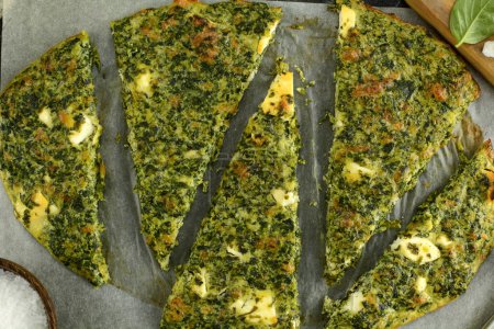 Foto de Keto pan plano griego con feta en el fondo, de cerca - Imagen libre de derechos