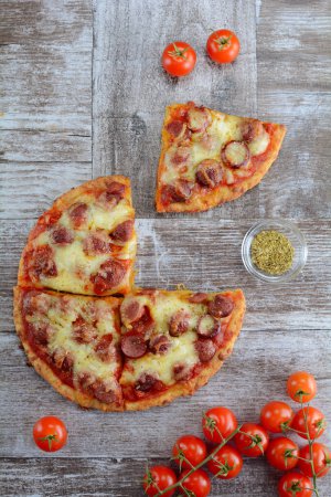 Foto de Keto baja en carbohidratos fathead pizza en el fondo, de cerca - Imagen libre de derechos