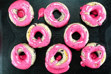 Foto de Rosquillas de pastel de arándanos keto en el fondo, de cerca - Imagen libre de derechos