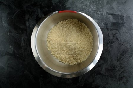Foto de Tarta de limón Keto baja en carbohidratos y sin azúcar con glaseado cremoso - Imagen libre de derechos