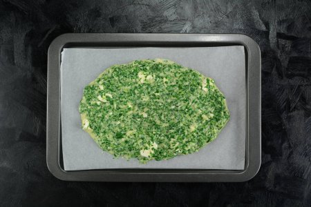 Foto de Keto pan plano griego con feta en el fondo, de cerca - Imagen libre de derechos