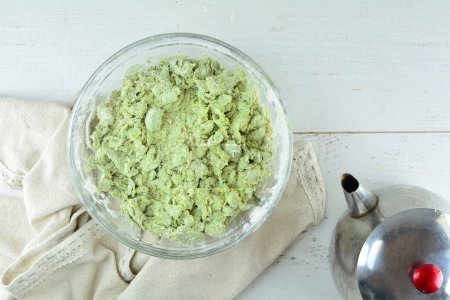 Foto de Preparación de masa de matcha verde sobre un fondo blanco - Imagen libre de derechos