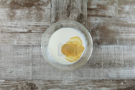 Foto de Ingredientes de cocina sobre fondo de mesa de madera - Imagen libre de derechos