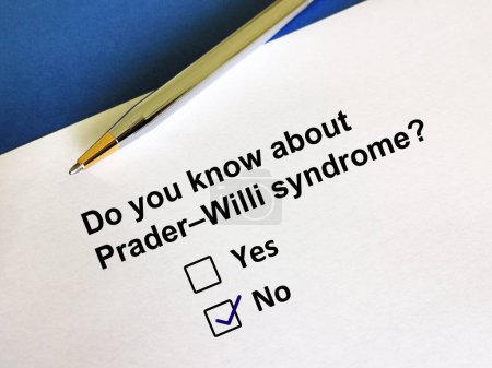 Una persona está respondiendo a una pregunta sobre el síndrome de Prader willi. La persona está pensando si lo sabe..