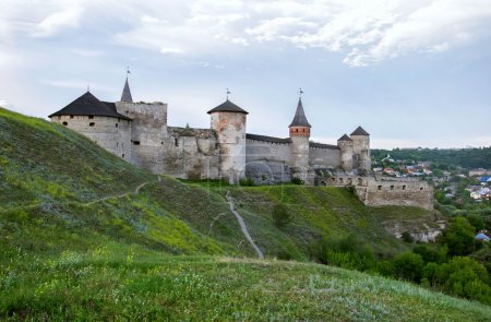 Téléchargez les photos : Sur une photo le monument d'architecture, l'ancien château est représenté - en image libre de droit